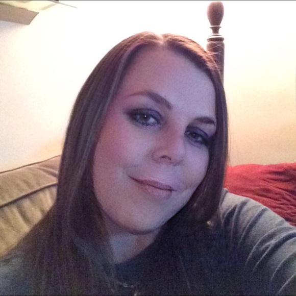 Meet your Posher, Debbie - Picture 2 of 7